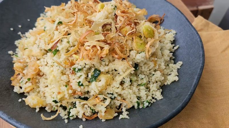 Cuscuz-com-alho-poro-frito-e-pesto-de-salsinha
