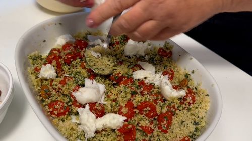 Cuscuz com tomates assados, mussarela de búfala e pesto