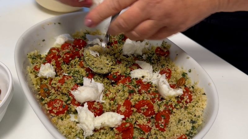 Cuscuz-com-tomates-assados-mussarela-de-bufala-e-pesto